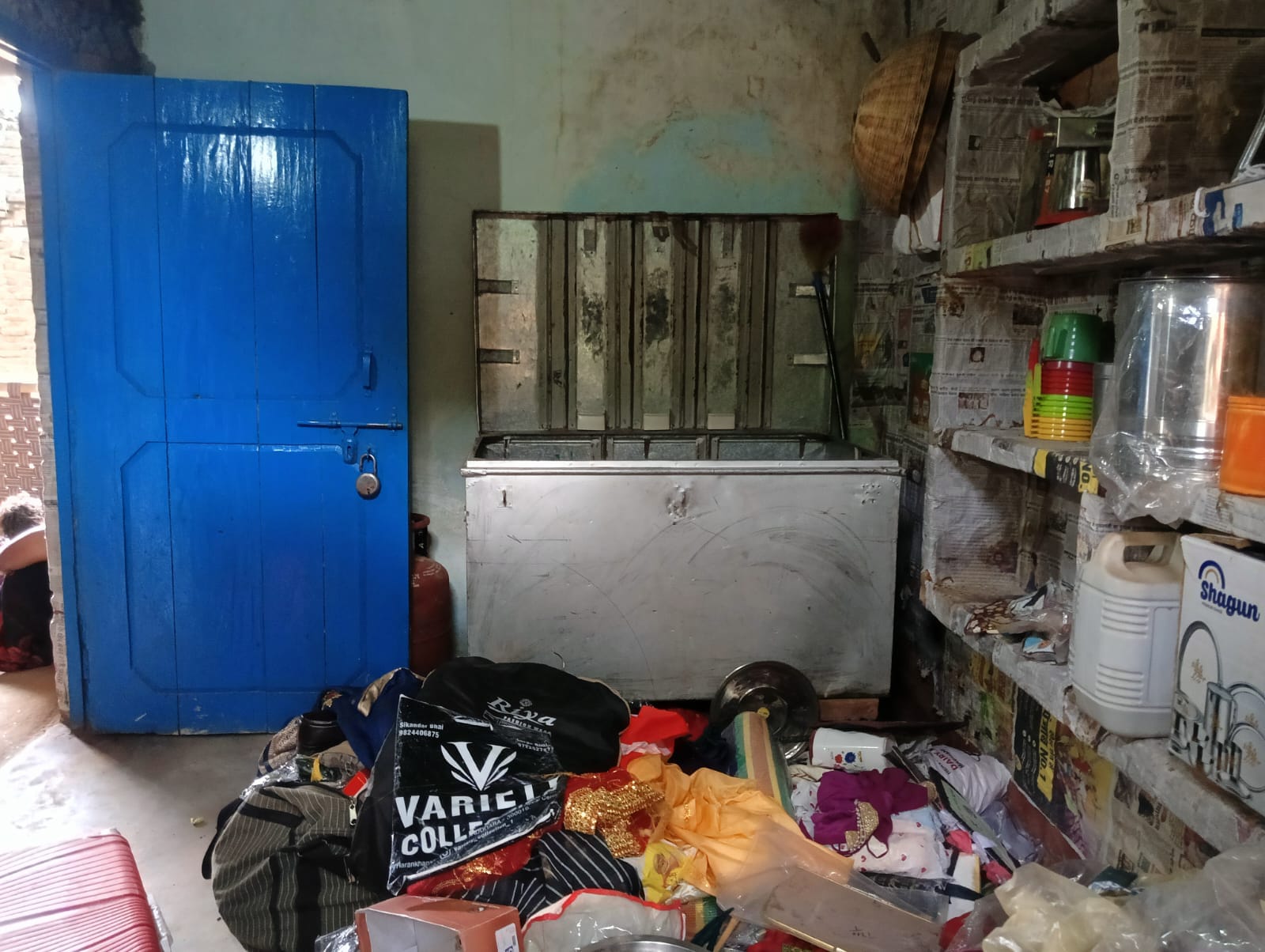 फोटो - 02 चोरों द्वारा तोड़ी गई दीवार। संवाद
