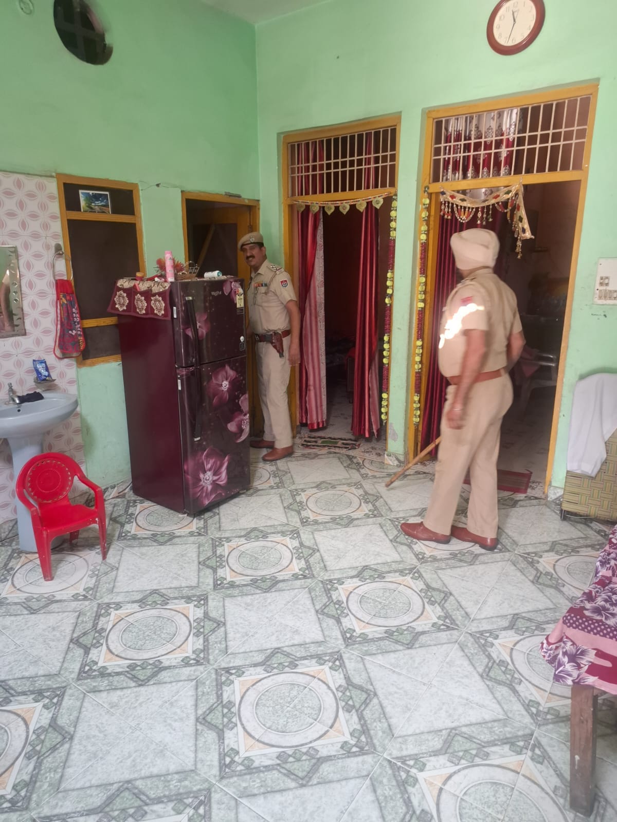 फोटो 02 पठानकोट के लामिनी क्षेत्र में सर्च करती पुलिस। संवाद फोटो 02 पठानकोट के लामिनी क्षेत्र में सर्च करती पुलिस। संवाद