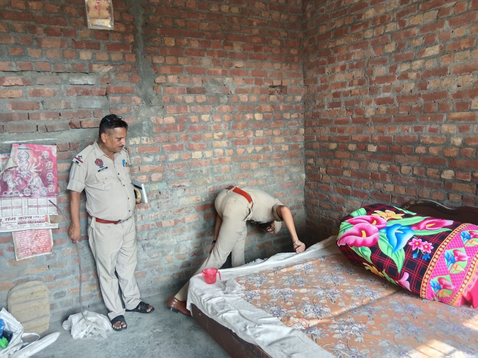फोटो 02 पठानकोट के लामिनी क्षेत्र में सर्च करती पुलिस। संवाद फोटो 02 पठानकोट के लामिनी क्षेत्र में सर्च करती पुलिस। संवाद