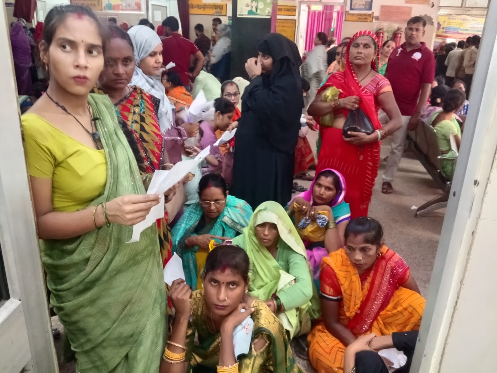 फोटो-10- मेडिकल कॉलेजमें काउंटर पर मैन्युअल पर्चा बनाते कर्मचारी। संवाद फोटो-10- मेडिकल कॉलेजमें काउंटर पर मैन्युअल पर्चा बनाते कर्मचारी। संवाद