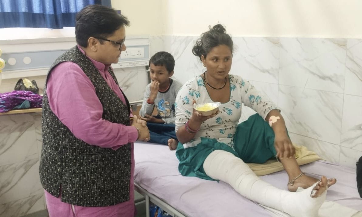 फोटो 12 महिला थाना में पौधरोपण करती सुनीता लोहचब। स्रोत: विभाग फोटो 12 महिला थाना में पौधरोपण करती सुनीता लोहचब। स्रोत: विभाग