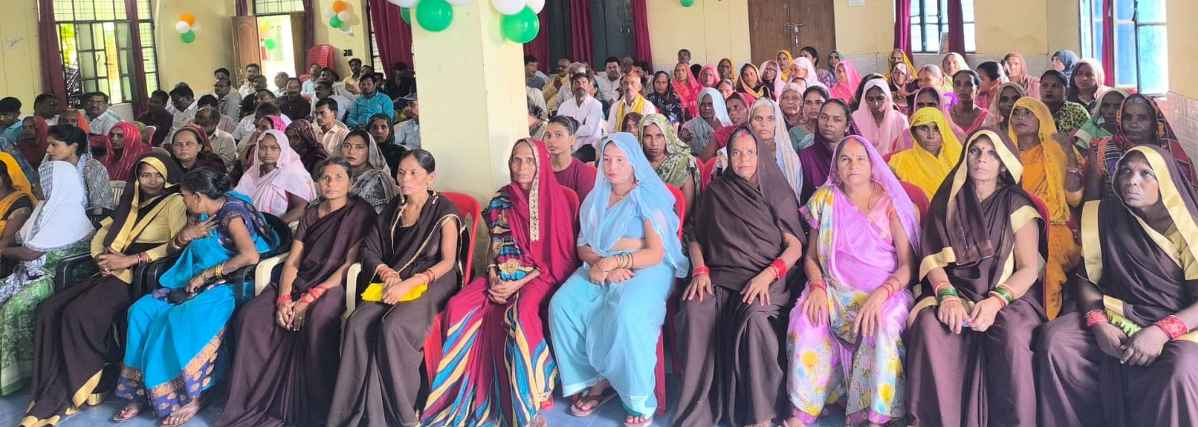 फोटो-19-रसोईयों को सम्मानित कर चेक प्रदान करते विधायक। संवाद