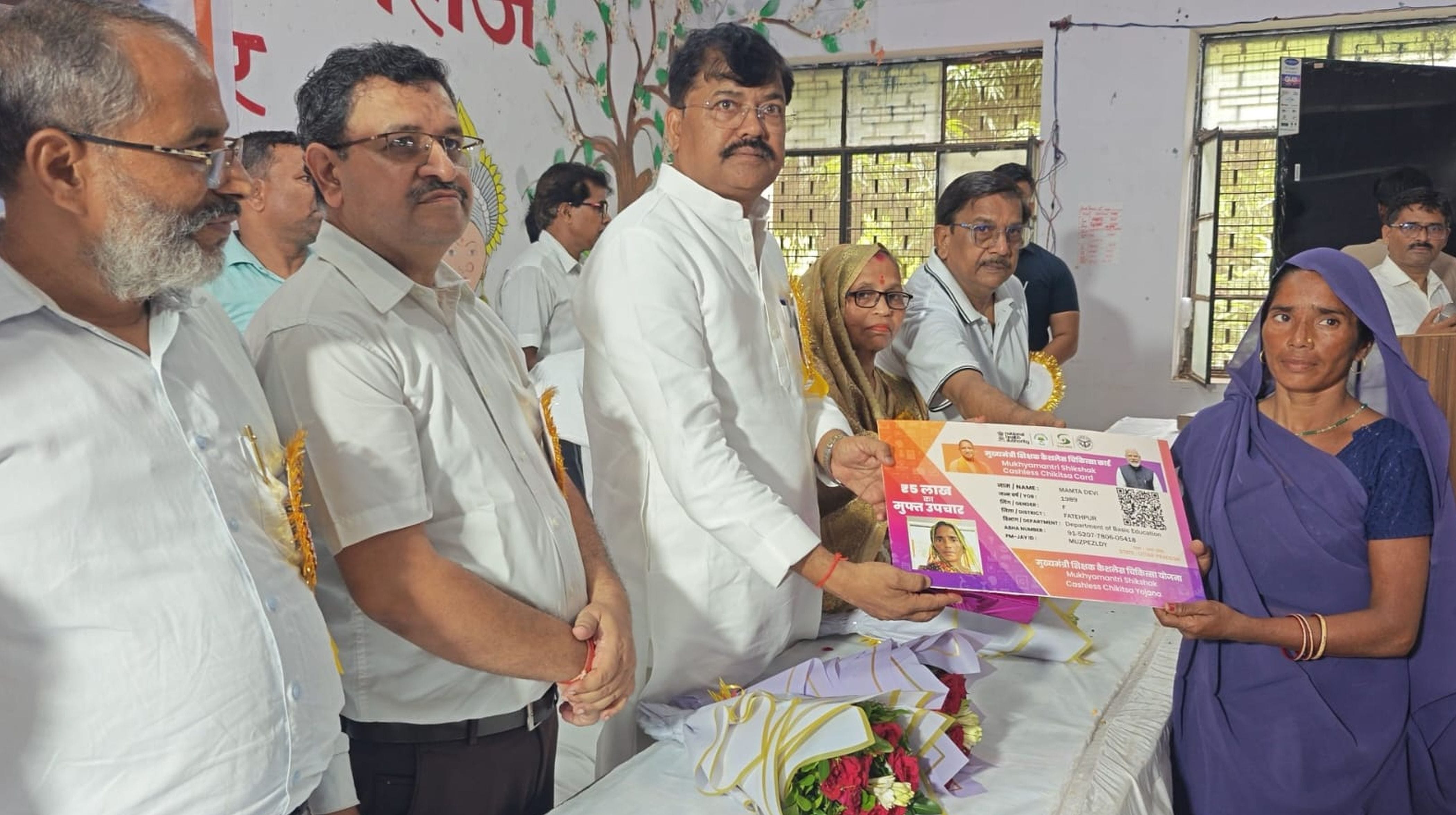 फोटो-19-रसोईयों को सम्मानित कर चेक प्रदान करते विधायक। संवाद