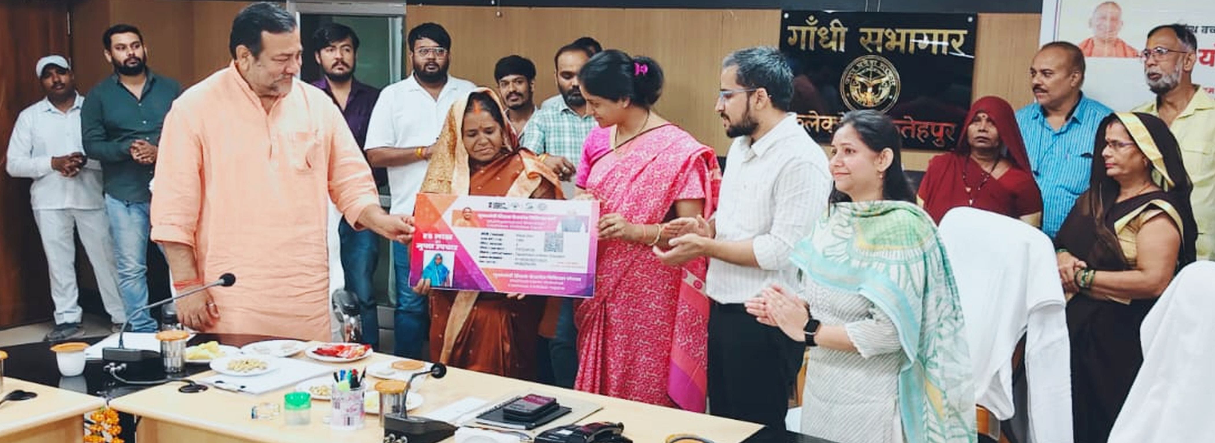 फोटो-19-रसोईयों को सम्मानित कर चेक प्रदान करते विधायक। संवाद