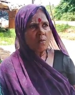 फोटो 23 एचएएमपी 02- पेड़ के नीचे पढ़ते गंगवा डेरा के बच्चे। संवाद फोटो 23 एचएएमपी 02- पेड़ के नीचे पढ़ते गंगवा डेरा के बच्चे। संवाद