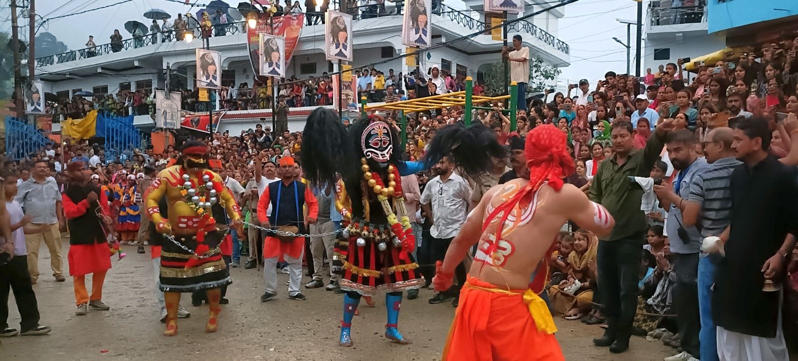 फोटो-24 पीटीएच 27 पी-कुमौड़ की हिलजात्रा में विशाल मुखौटा, गले में बंधी घंटियां, हाथों में चंवर फोटो-24 पीटीएच 27 पी-कुमौड़ की हिलजात्रा में विशाल मुखौटा, गले में बंधी घंटियां, हाथों में चंवर