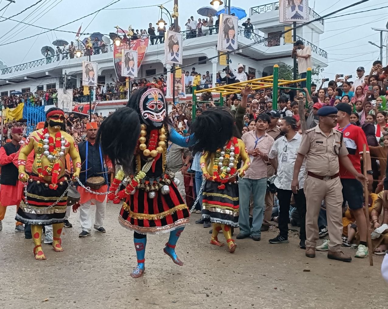फोटो-24 पीटीएच 27 पी-कुमौड़ की हिलजात्रा में विशाल मुखौटा, गले में बंधी घंटियां, हाथों में चंवर फोटो-24 पीटीएच 27 पी-कुमौड़ की हिलजात्रा में विशाल मुखौटा, गले में बंधी घंटियां, हाथों में चंवर