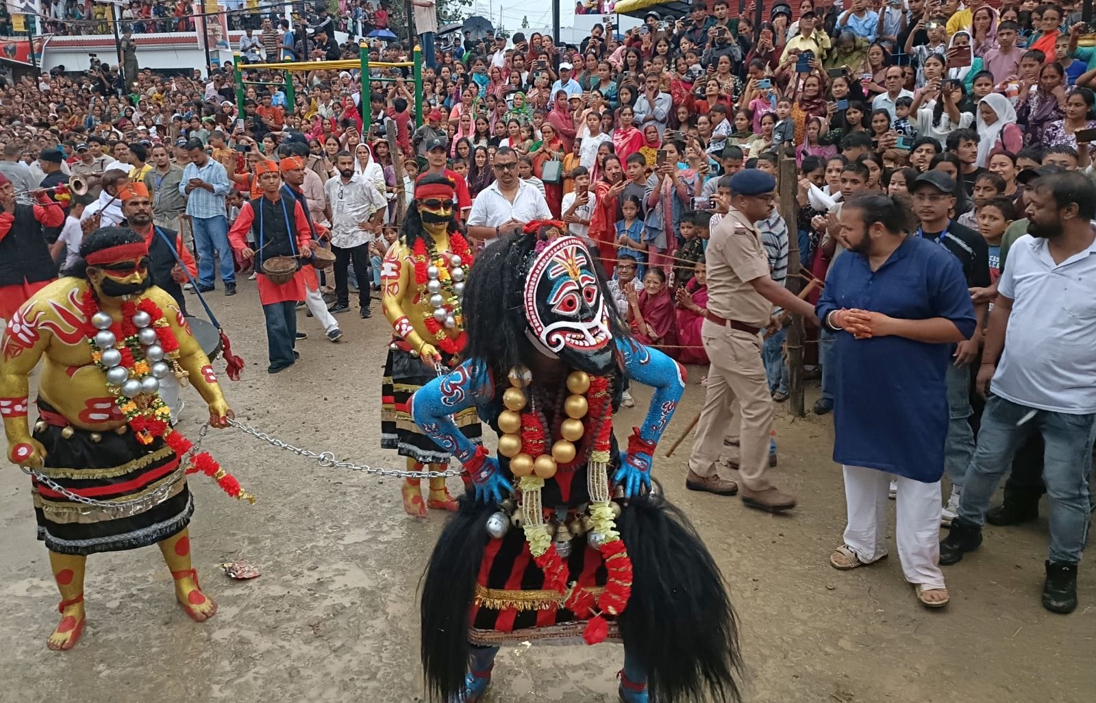 फोटो-24 पीटीएच 27 पी-कुमौड़ की हिलजात्रा में विशाल मुखौटा, गले में बंधी घंटियां, हाथों में चंवर फोटो-24 पीटीएच 27 पी-कुमौड़ की हिलजात्रा में विशाल मुखौटा, गले में बंधी घंटियां, हाथों में चंवर