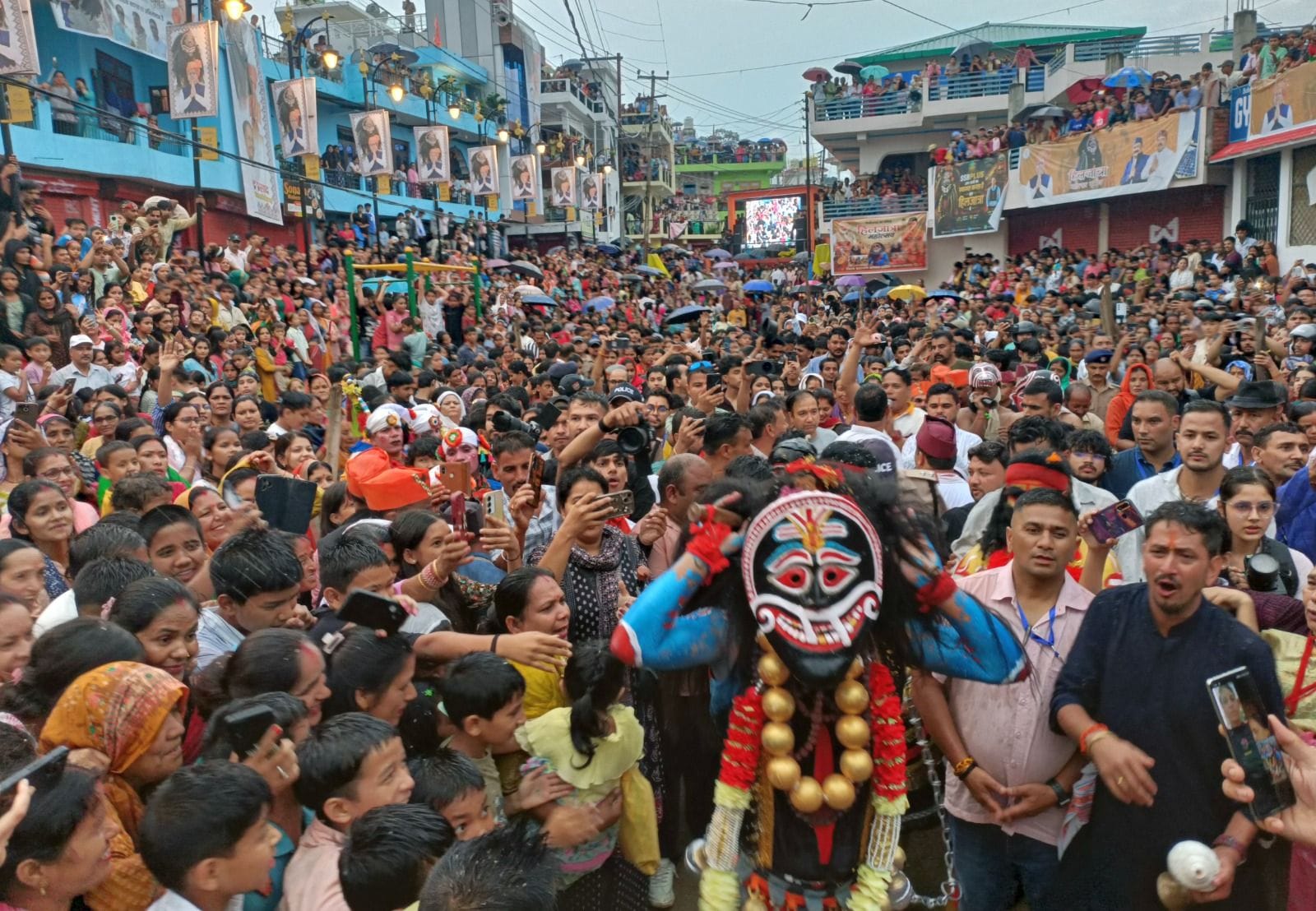 फोटो-24 पीटीएच 27 पी-कुमौड़ की हिलजात्रा में विशाल मुखौटा, गले में बंधी घंटियां, हाथों में चंवर फोटो-24 पीटीएच 27 पी-कुमौड़ की हिलजात्रा में विशाल मुखौटा, गले में बंधी घंटियां, हाथों में चंवर