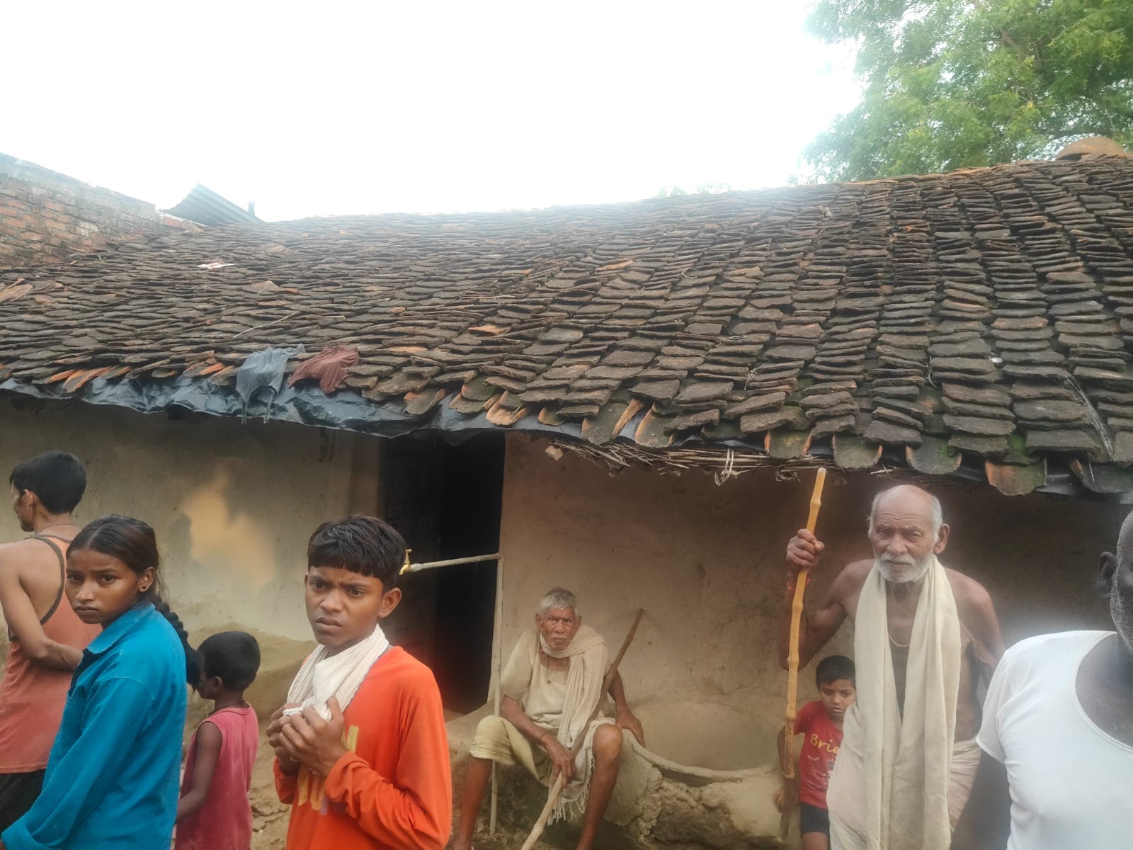 फोटो-27- घटना के बाद रोते-बिलखते परिजन। संंवाद फोटो-27- घटना के बाद रोते-बिलखते परिजन। संंवाद