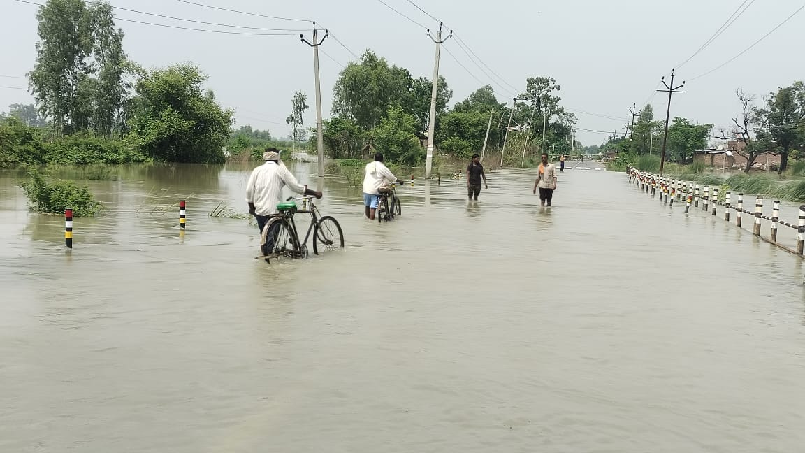 फोटो-29, नाव से आते उदयपुर के लोग।संवाद