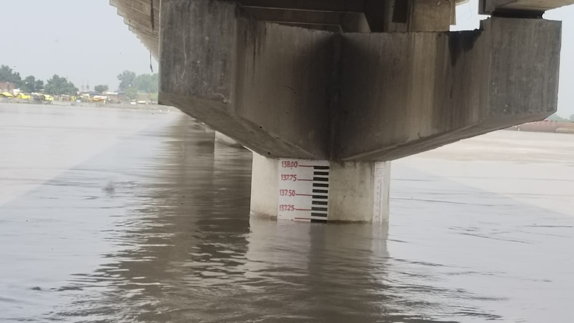 फोटो-29, नाव से आते उदयपुर के लोग।संवाद