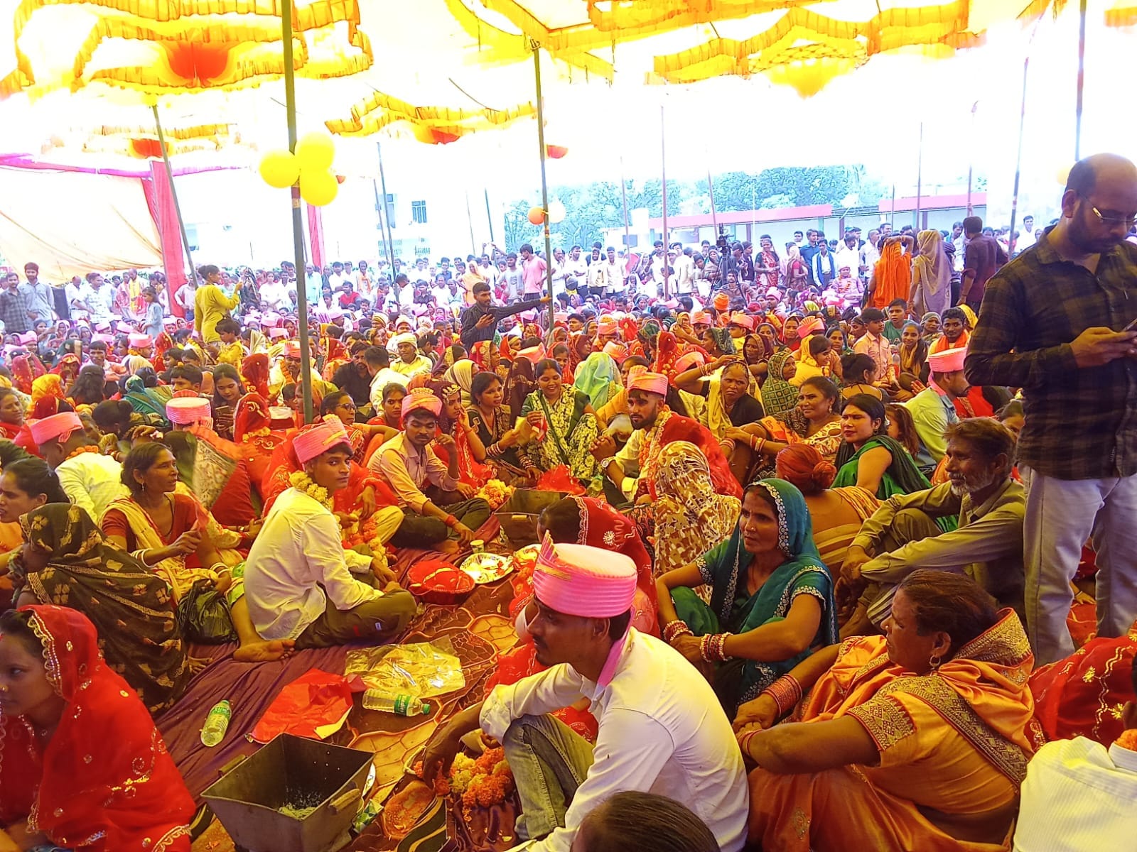 फोटो 30: सामूहिक विवाह समारोह में नवदंपतियों को आशीर्वाद देते विधायक आशीष सिंह आशू व अन्य। संवा