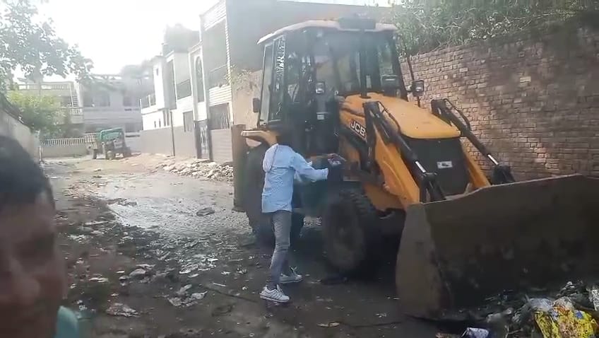 फोटो 9 नरवाना। डोर टू डोर की कचरे से भरी गाड़ी को खाली करवाते हुए स्थाई सफाई कर्मचारी। संवाद