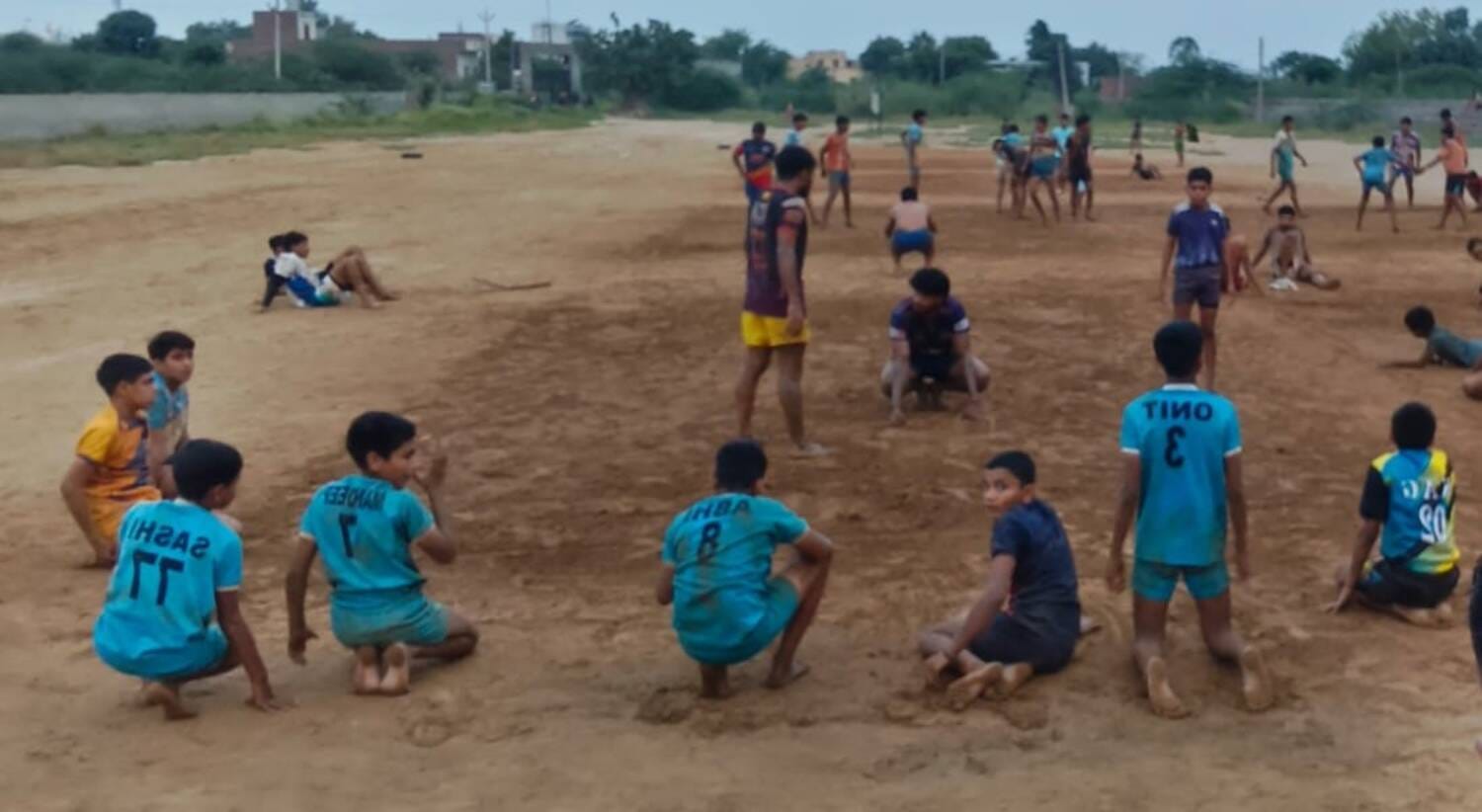 फोटो - रिंढाणा गांव में कबड्डी नर्सरी में ग्रामीणों द्वारा रूकवाए हुए हॉल के निर्माण कार्य के 