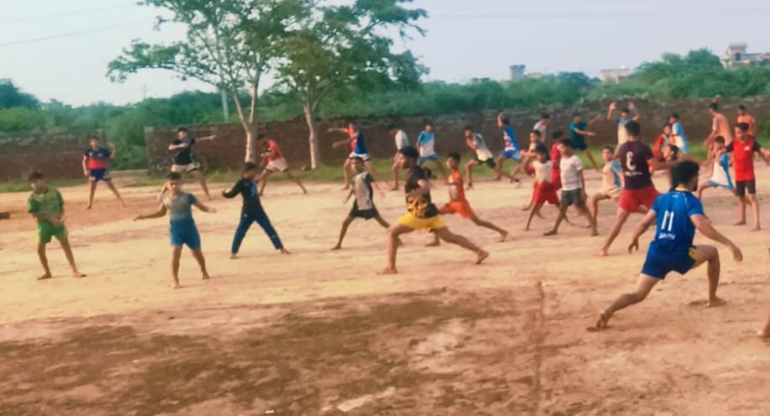 फोटो - रिंढाणा गांव में कबड्डी नर्सरी में ग्रामीणों द्वारा रूकवाए हुए हॉल के निर्माण कार्य के 