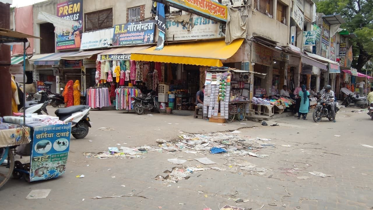 फोटो संख्या:61- ब्रह्मचारी रोड पर लगा गंदगी का ढेर--संवाद