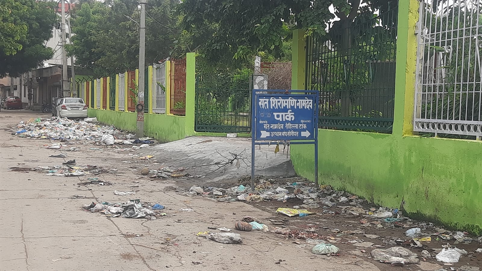 फोटो : : सोनीपत नगर निगम कार्यालय के गेट पर धरना के दौरान नारबाजी करते संविदा कर्मचारी। संवाद