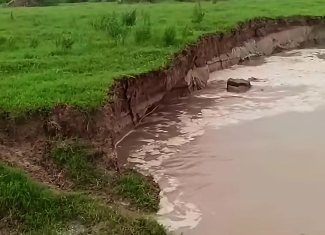 गोंडा में बाढ़ के हालात बयां करतीं तस्वीरें। संवाद गोंडा में बाढ़ के हालात बयां करतीं तस्वीरें। संवाद