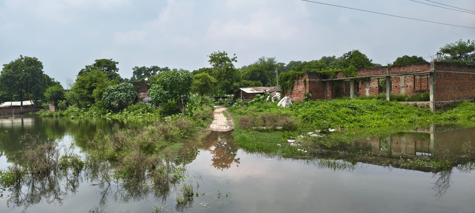 गोंडा में बाढ़ के हालात बयां करतीं तस्वीरें। संवाद गोंडा में बाढ़ के हालात बयां करतीं तस्वीरें। संवाद