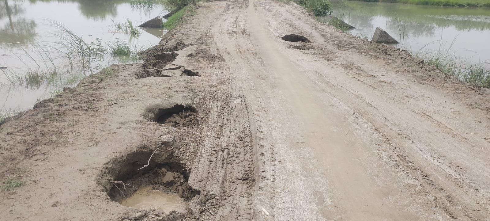गोंडा में बाढ़ के हालात बयां करतीं तस्वीरें। संवाद गोंडा में बाढ़ के हालात बयां करतीं तस्वीरें। संवाद
