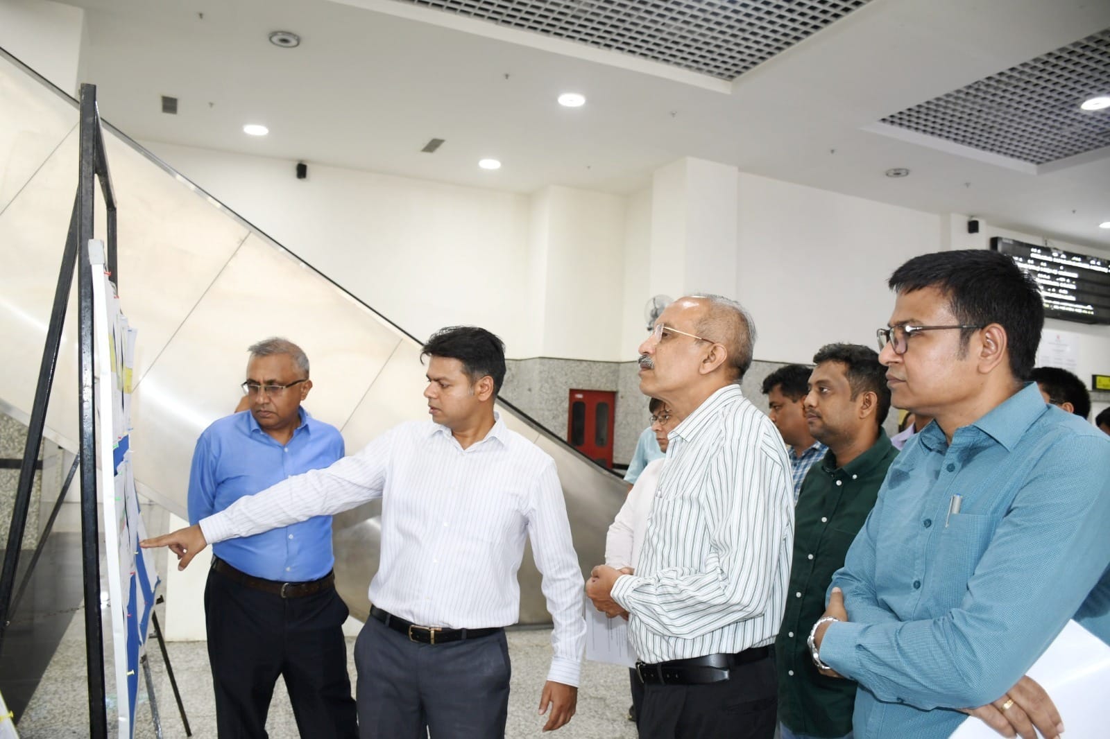 गोमतीनगर स्टेशन का जीएम ने किया निरीक्षण, निर्माण कार्यों को तय समय में पूरा करने के निर्देश