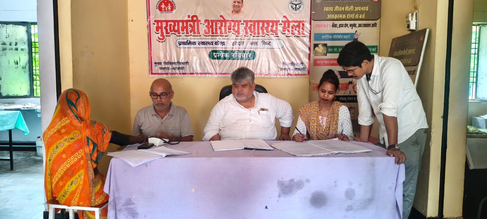 इलाज करते चिकित्सक इलाज करते चिकित्सक