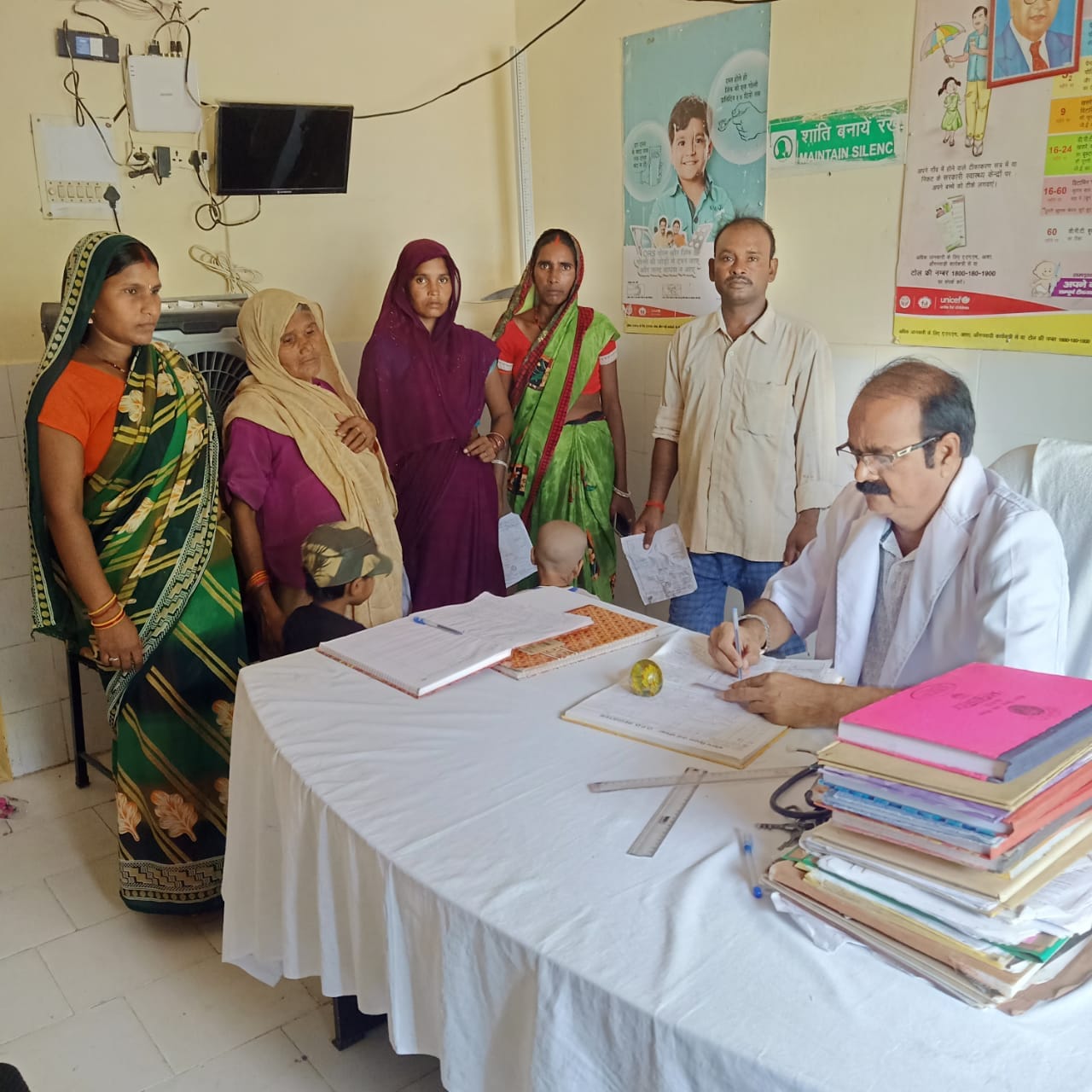 इलाज करते चिकित्सक इलाज करते चिकित्सक