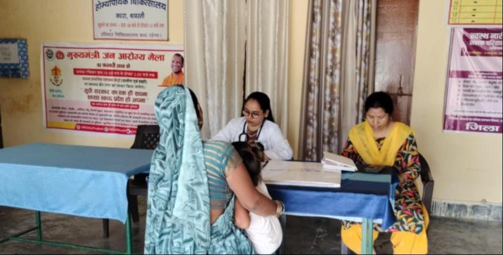 इलाज करते चिकित्सक इलाज करते चिकित्सक