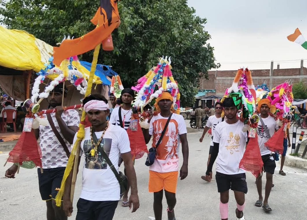 जलालाबाद में जलाभिषेक यात्रा में शामिल युवा। संवाद जलालाबाद में जलाभिषेक यात्रा में शामिल युवा। संवाद
