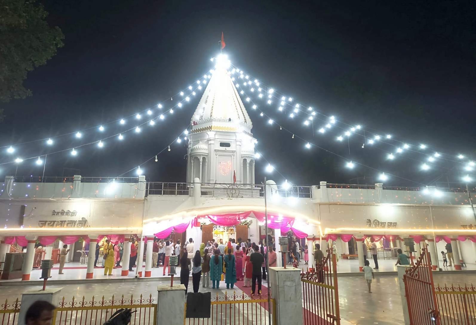 जलालाबाद में जलाभिषेक यात्रा में शामिल युवा। संवाद जलालाबाद में जलाभिषेक यात्रा में शामिल युवा। संवाद