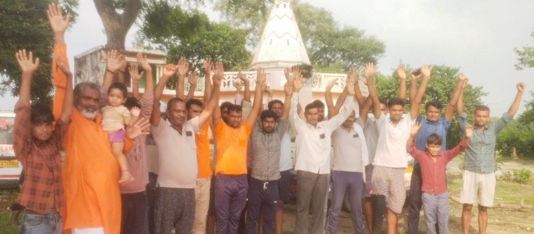 जैतीपुर में पुलिस चौकी पर खड़े ट्रैक्टर-ट्राॅली। संवाद जैतीपुर में पुलिस चौकी पर खड़े ट्रैक्टर-ट्राॅली। संवाद