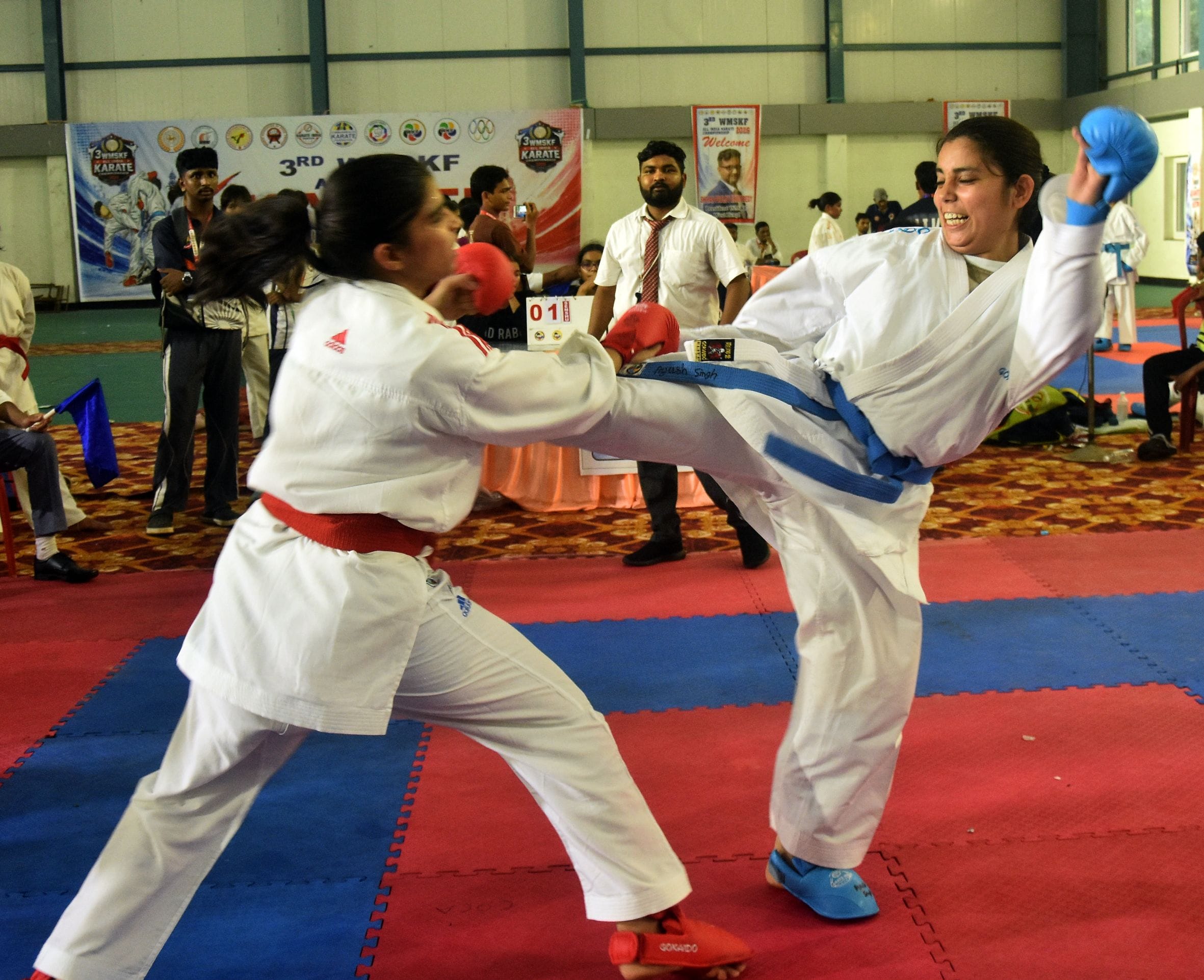 केडी सिंह बाबू स्टेडिम में कराटे चैंपियनशिप में खेलते खिलाड़ी। केडी सिंह बाबू स्टेडिम में कराटे चैंपियनशिप में खेलते खिलाड़ी।