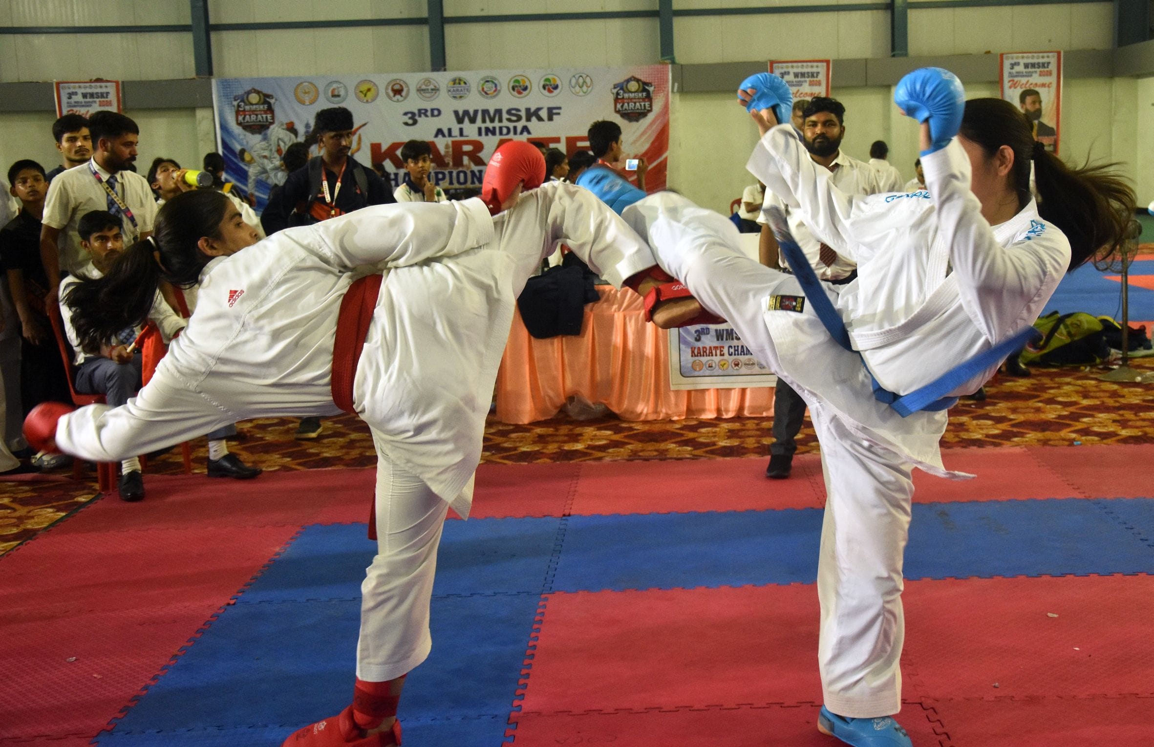 केडी सिंह बाबू स्टेडिम में कराटे चैंपियनशिप में खेलते खिलाड़ी। केडी सिंह बाबू स्टेडिम में कराटे चैंपियनशिप में खेलते खिलाड़ी।