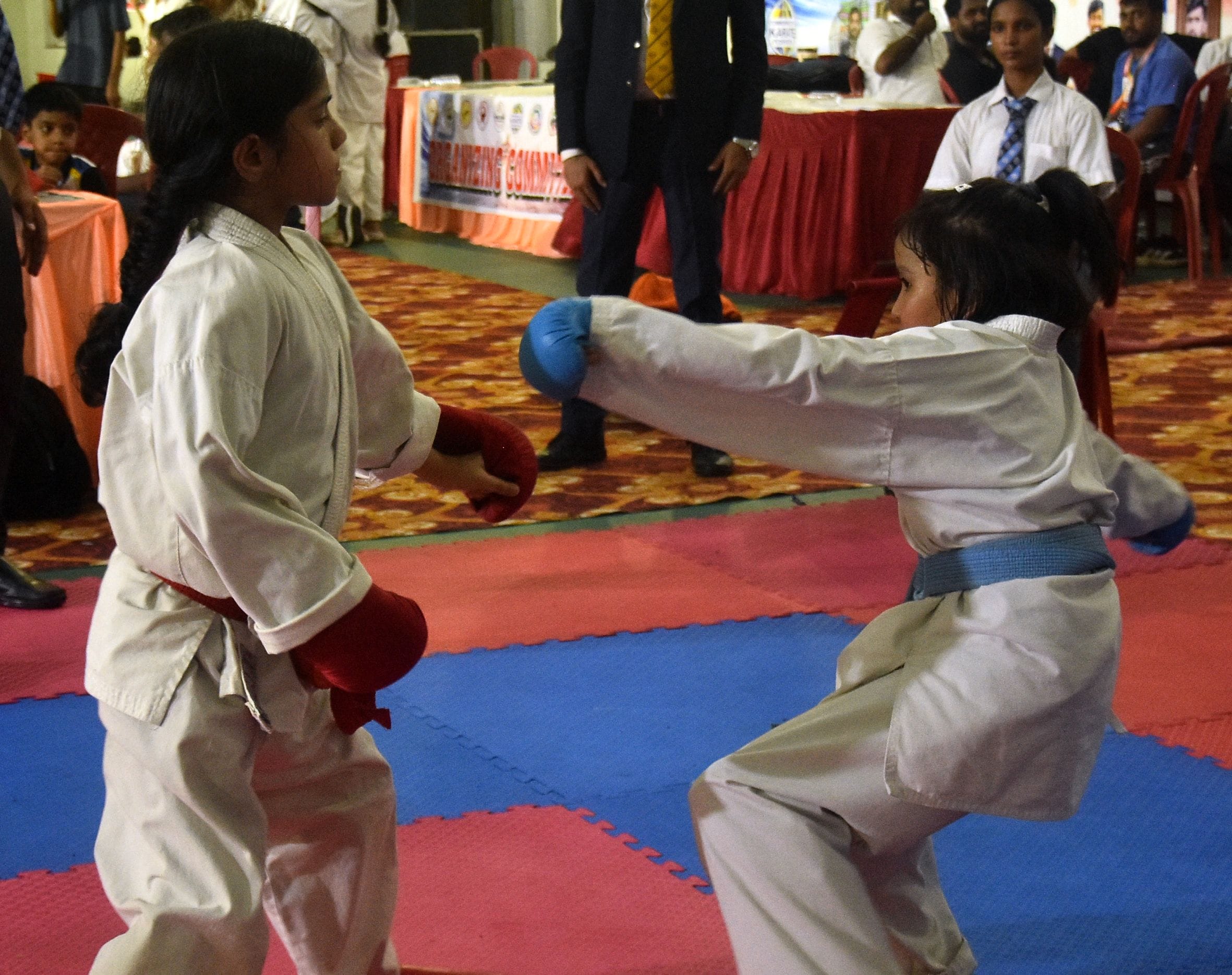 केडी सिंह बाबू स्टेडिम में कराटे चैंपियनशिप में खेलते खिलाड़ी। केडी सिंह बाबू स्टेडिम में कराटे चैंपियनशिप में खेलते खिलाड़ी।