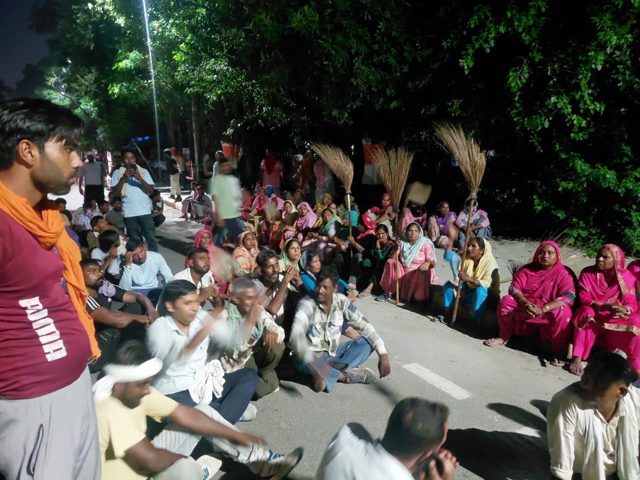 कुरुक्षेत्र में देर रात पुलिस और सफाई कर्मियों के साथ भिड़ंत । संवाद कुरुक्षेत्र में देर रात पुलिस और सफाई कर्मियों के साथ भिड़ंत । संवाद