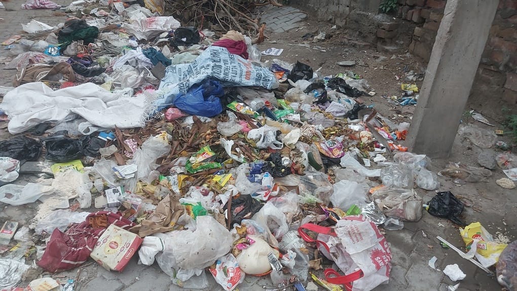 कर्ण कैनाल से कचरा उठाता जेसीबी चालक। संवाद
