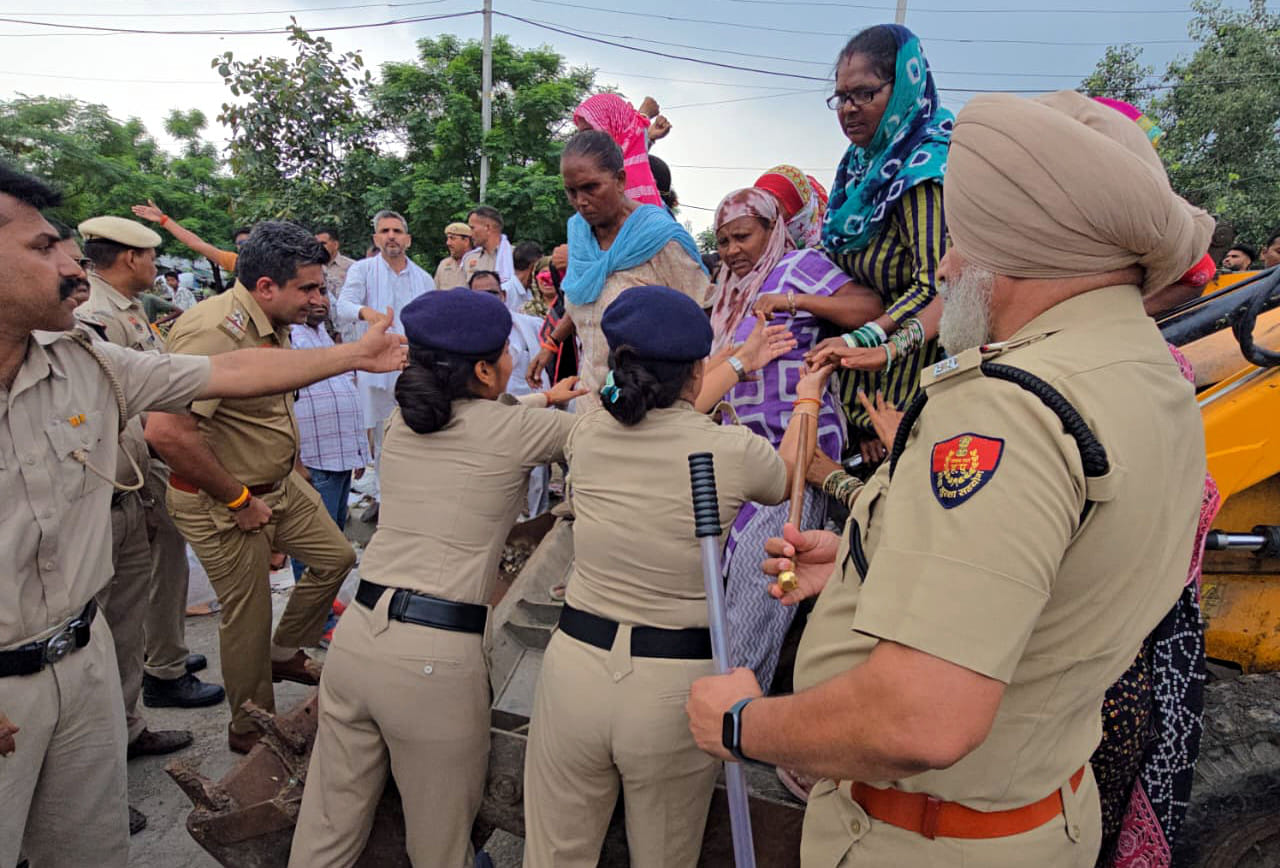 कर्ण कैनाल से कचरा उठाता जेसीबी चालक। संवाद
