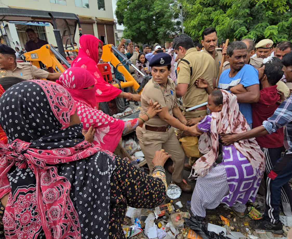 कर्ण कैनाल से कचरा उठाता जेसीबी चालक। संवाद