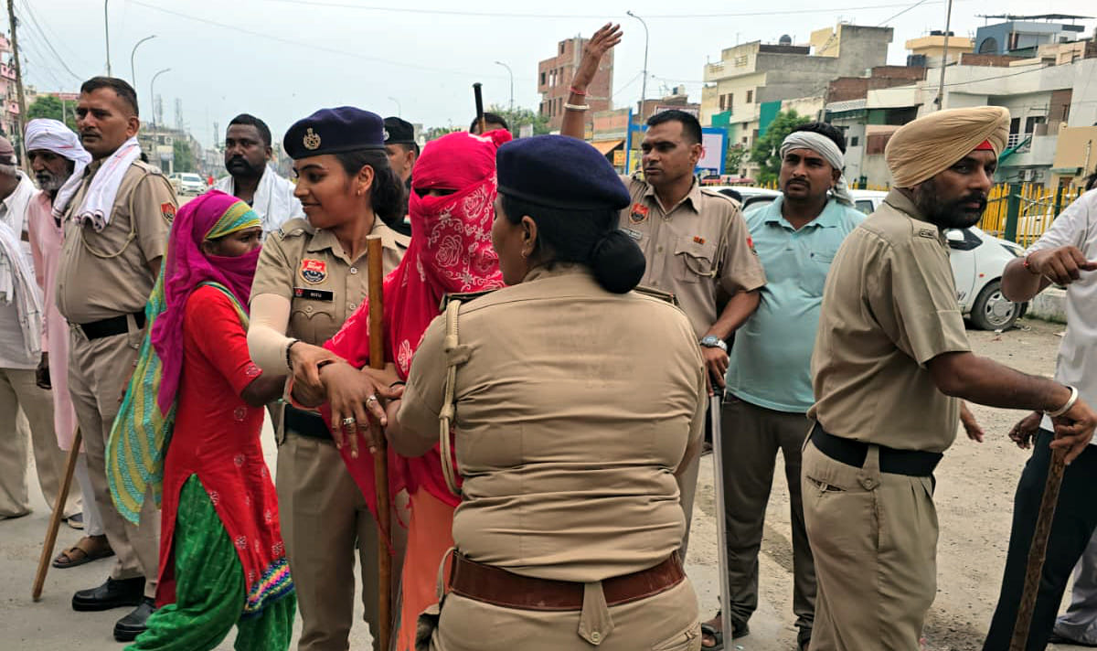 कर्ण कैनाल से कचरा उठाता जेसीबी चालक। संवाद