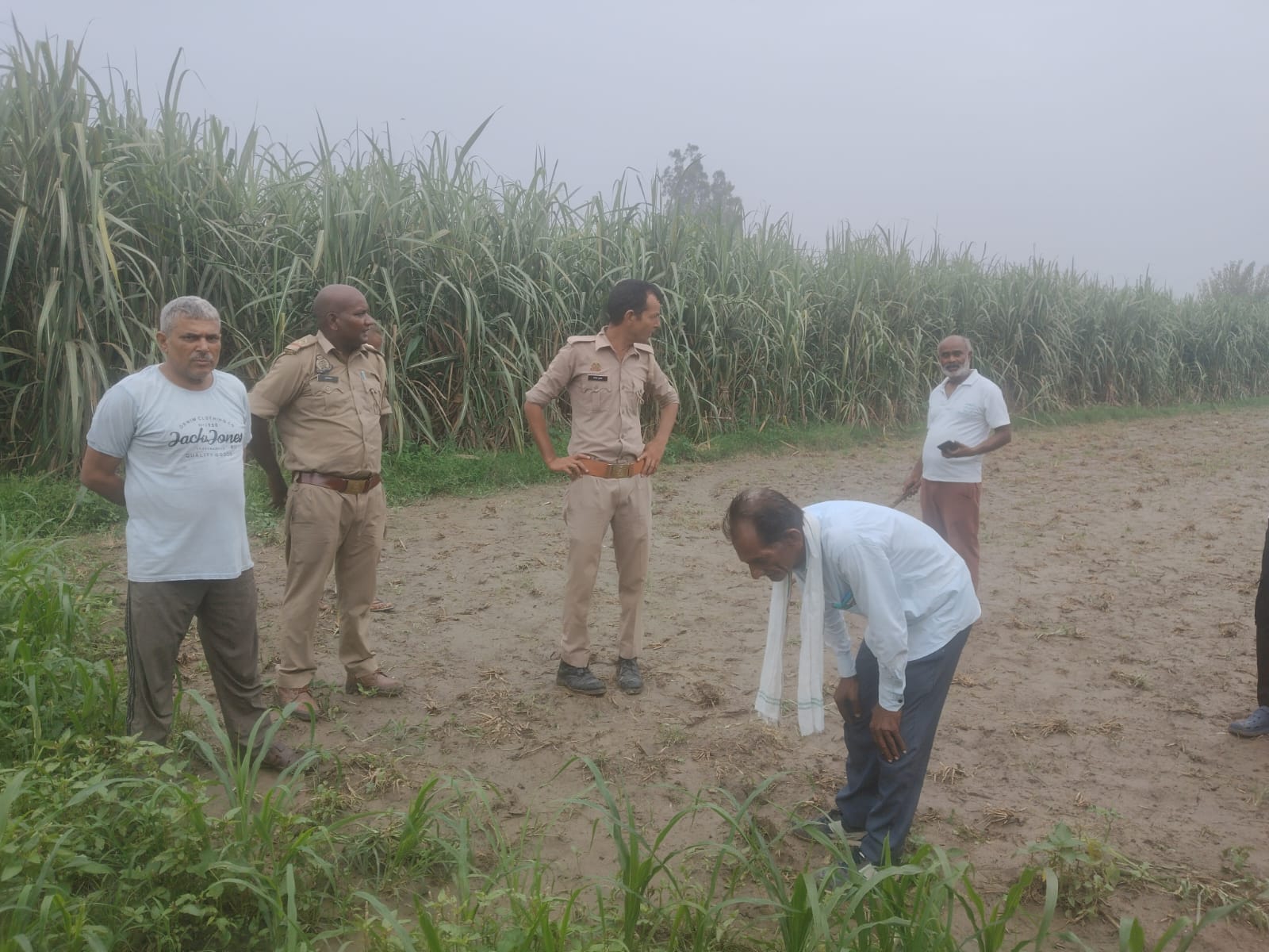 कस्बे के समीप मध्य गंग नहर पर कुत्ते पर हमला करता तेंदुआ स्रोत संवाद कस्बे के समीप मध्य गंग नहर पर कुत्ते पर हमला करता तेंदुआ स्रोत संवाद