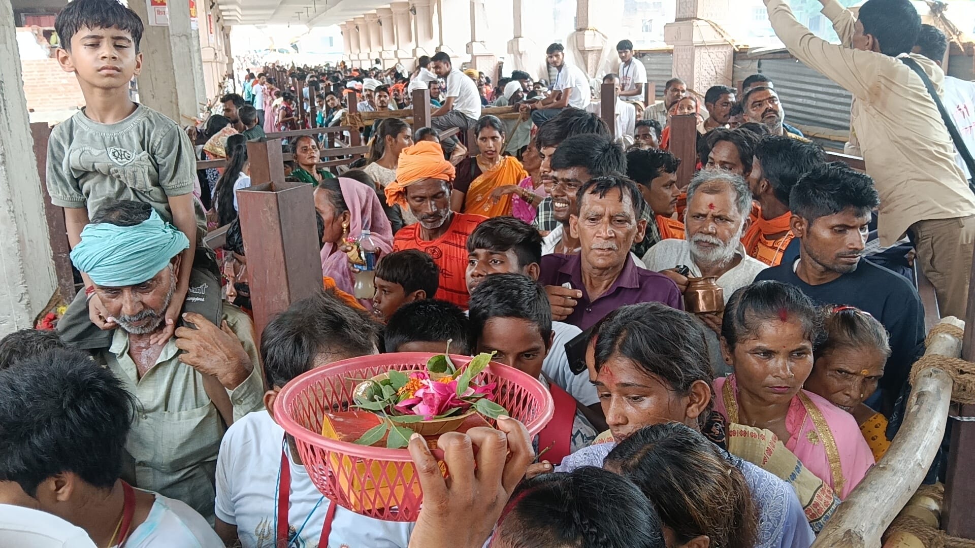 कांवडियाें पर पुष्पवर्षा करते डीएम, एसपी व नगर पालिकाध्यक्ष। संवाद