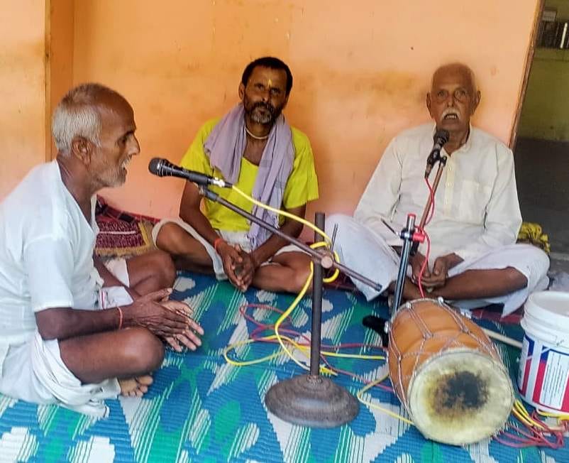 खुटार देवस्थान मंदिर पर आयोजित भंडारे में प्रसाद वितरित करते एमएलसी डॉ. सुधीर गुप्ता। संवाद खुटार देवस्थान मंदिर पर आयोजित भंडारे में प्रसाद वितरित करते एमएलसी डॉ. सुधीर गुप्ता। संवाद