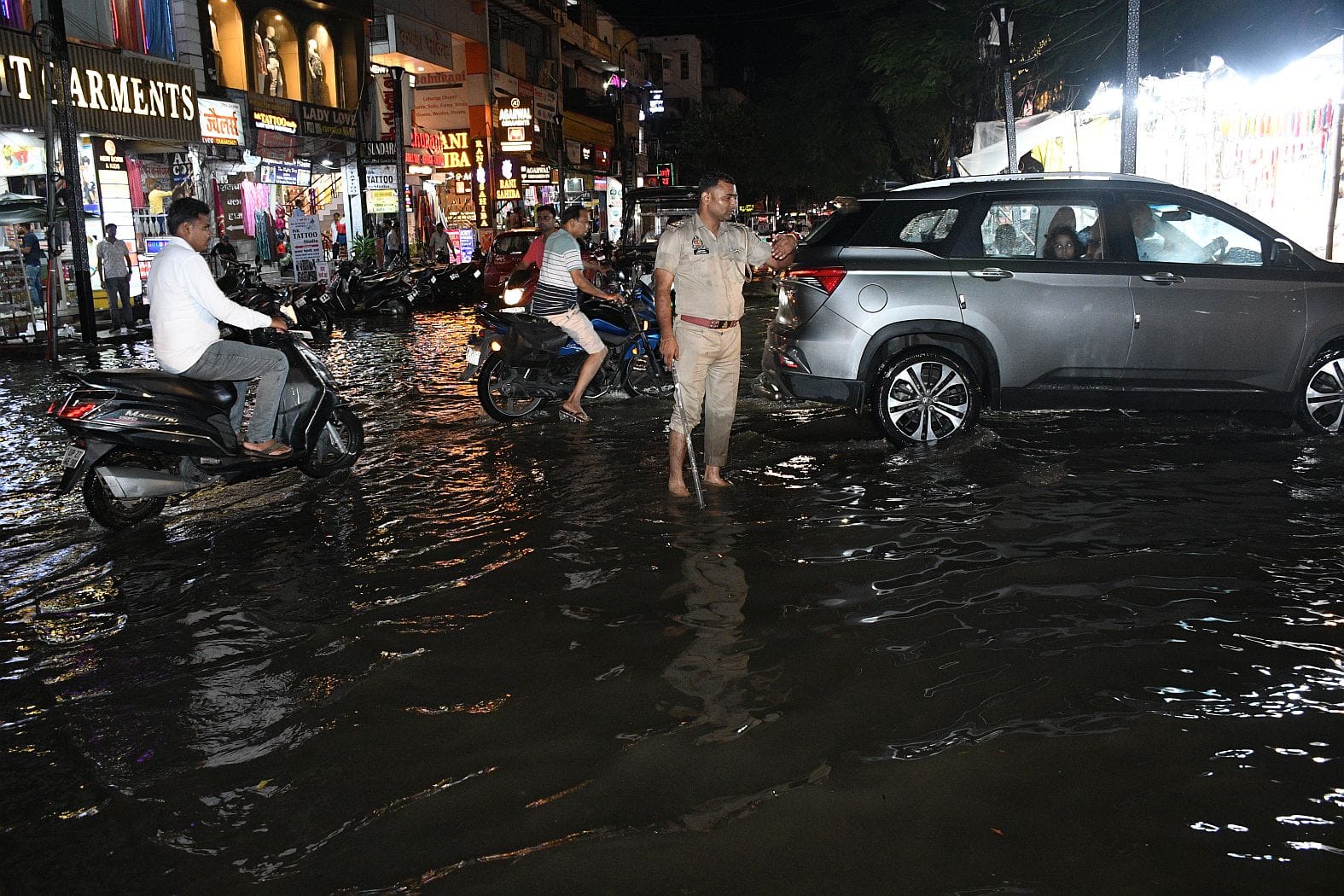 लखनऊ में हुई बारिश से कई जगह हुआ जलभराव