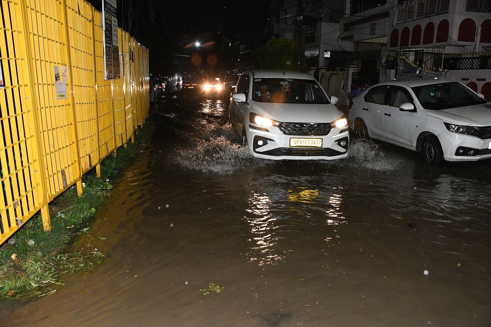 लखनऊ में हुई बारिश से कई जगह हुआ जलभराव