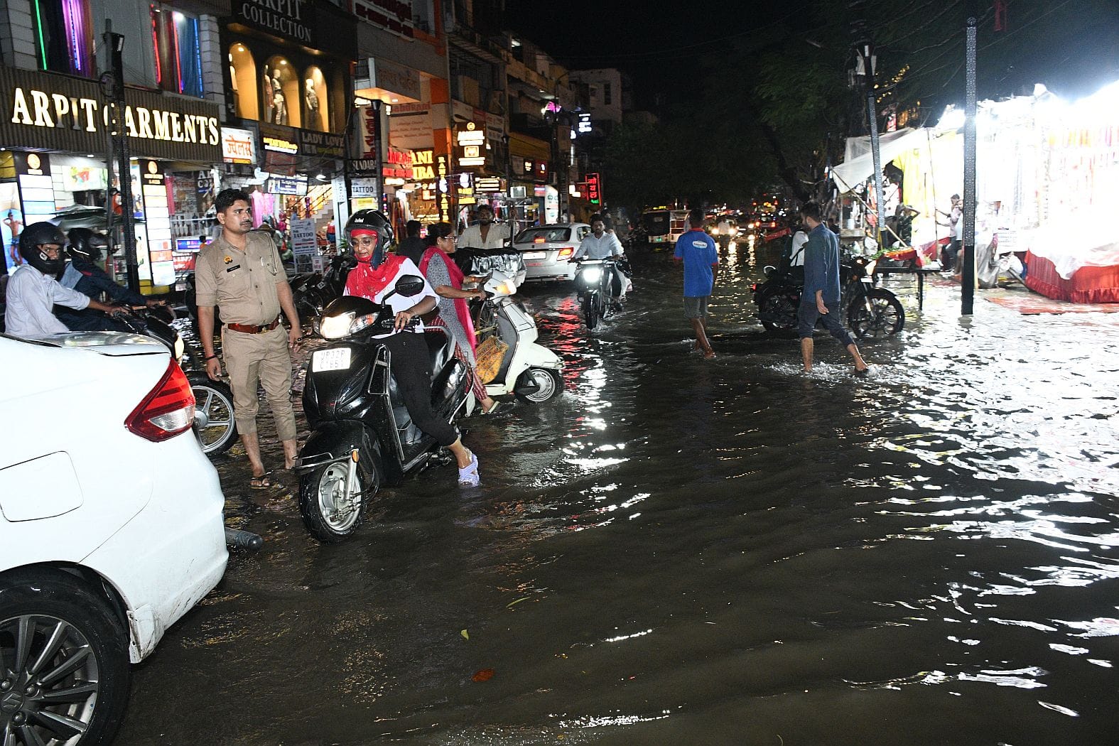 लखनऊ में हुई बारिश से कई जगह हुआ जलभराव