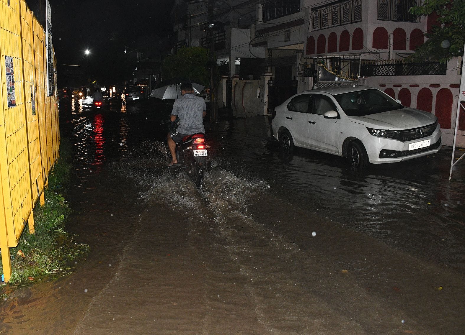 लखनऊ में हुई बारिश से कई जगह हुआ जलभराव