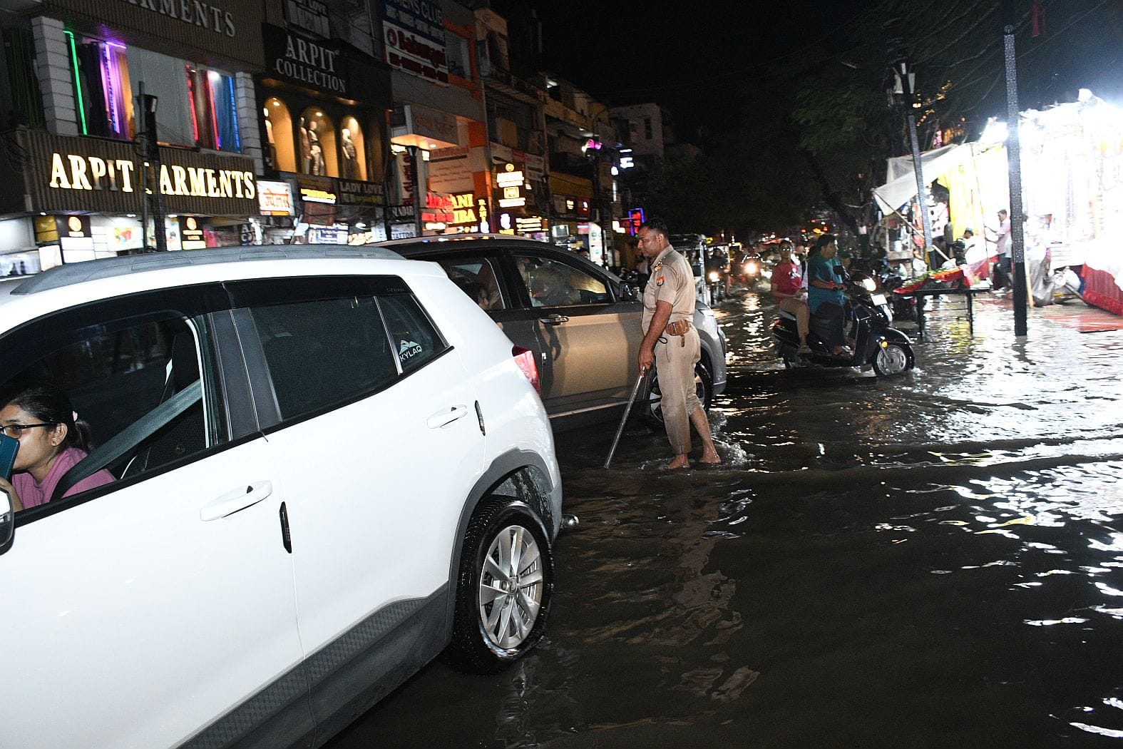 लखनऊ में हुई बारिश से कई जगह हुआ जलभराव
