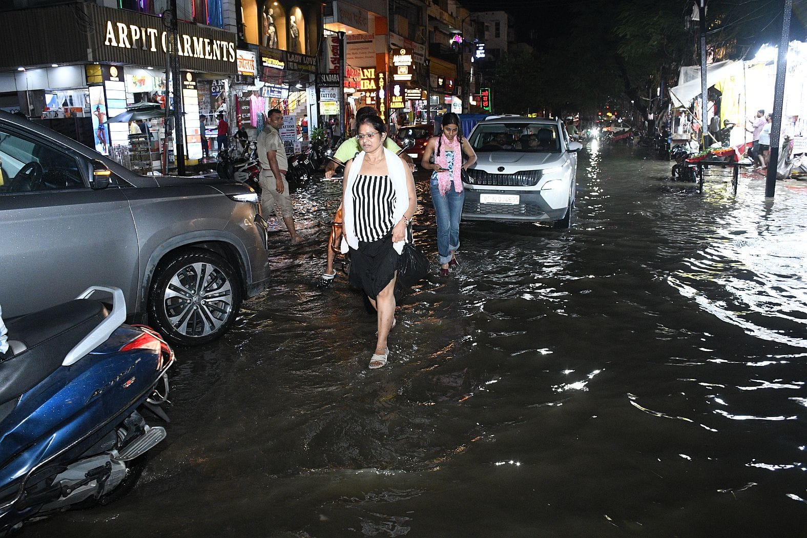 लखनऊ में हुई बारिश से कई जगह हुआ जलभराव