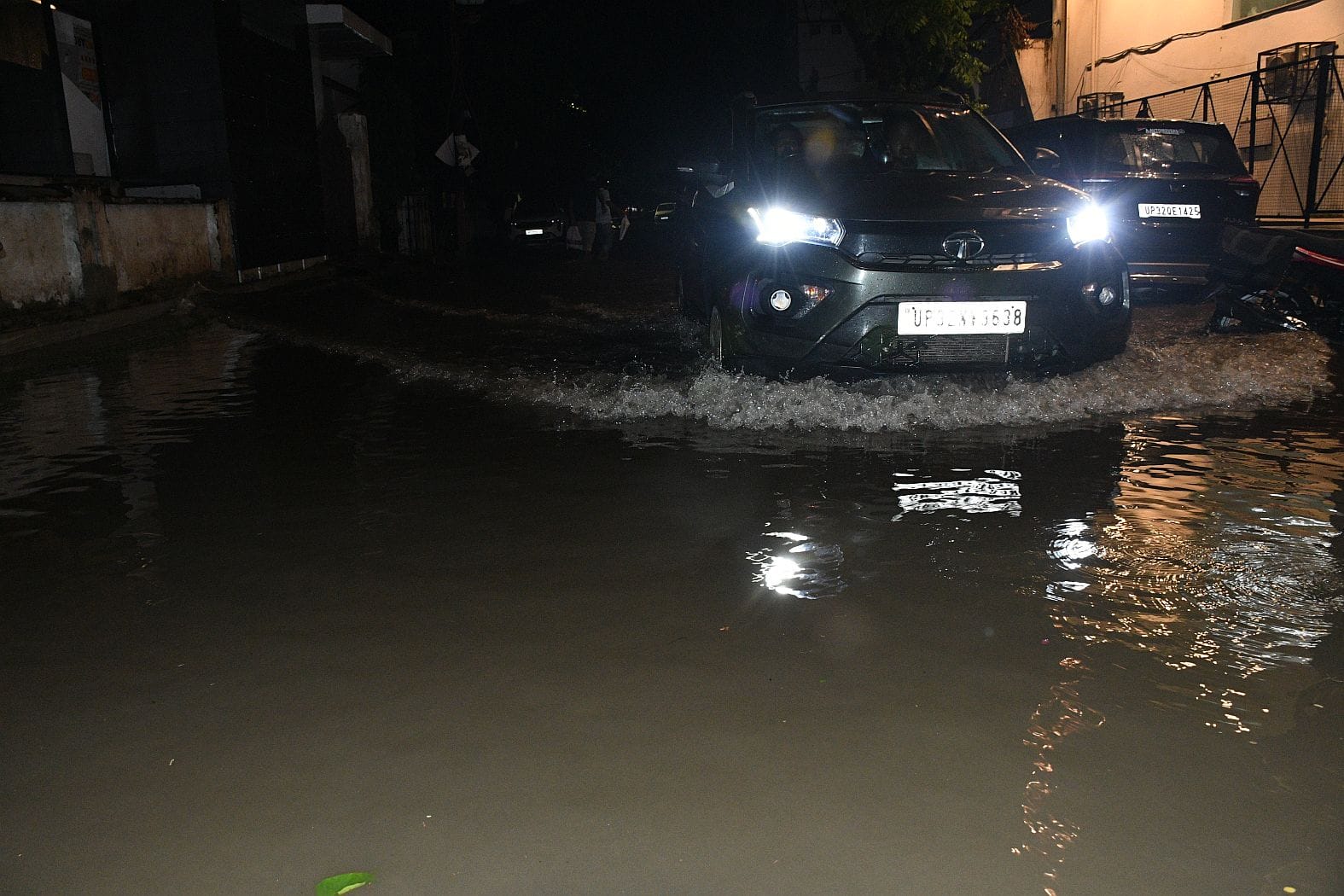 लखनऊ में हुई बारिश से कई जगह हुआ जलभराव
